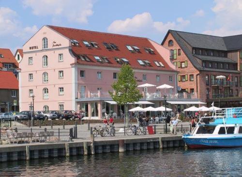 Hotel Am Yachthafen Waren  Dış mekan fotoğraf